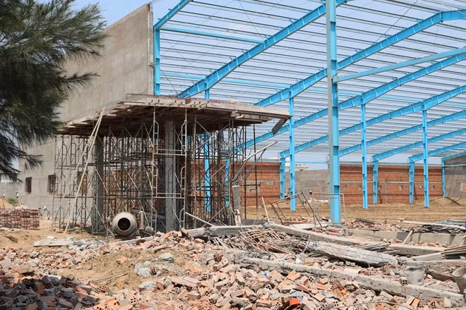 Một bên vách của nhà xưởng bị sập đổ, 6 người tử vong.