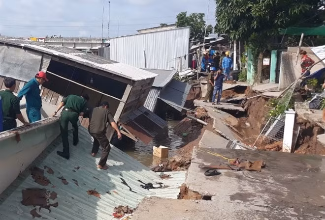 Lực lượng Công an, Quân sự hỗ trợ người dân khắc phục sự cố.