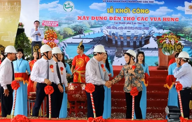 Chủ tịch Quốc hội Nguyễn Thị Kim Ngân cùng các đại biểu dự lễ khởi công.