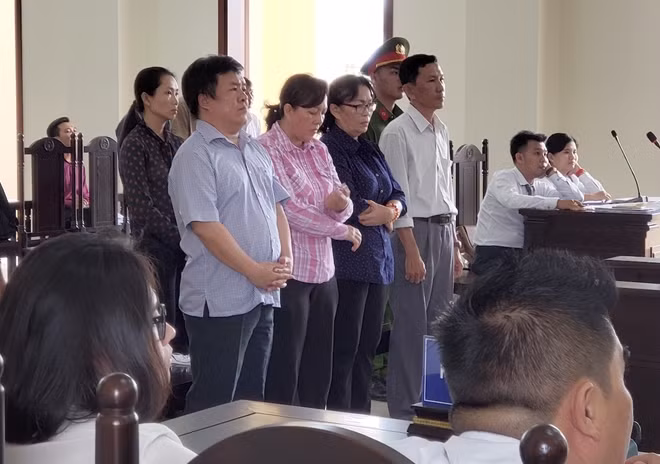 Nhóm các bị cáo tại phiên toà.