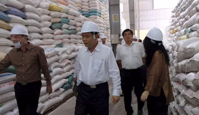 Bộ trưởng Bộ NN-PTNT Nguyễn Xuân Cường khảo sát nhà máy chế biến gạo xuất khẩu của chi nhánh Vinafood 1 tại Đồng Tháp.