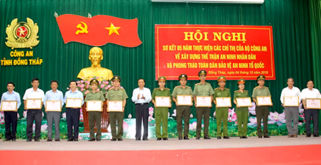 Ông Nguyễn Văn Dương, Chủ tịch UBND tỉnh Đồng Tháp - Trưởng Ban chỉ đạo 138/ĐP tặng bằng khen cho các tập thể, cá nhân xuất sắc. Ông Nguyễn Văn Dương, Chủ tịch UBND tỉnh Đồng Tháp - Trưởng Ban chỉ đạo 138/ĐP tặng bằng khen cho các tập thể, cá nhân xuất sắc.