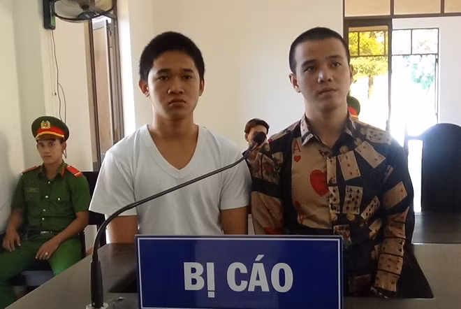 Hận (áo thun trắng) và Linh tại phiên tòa.