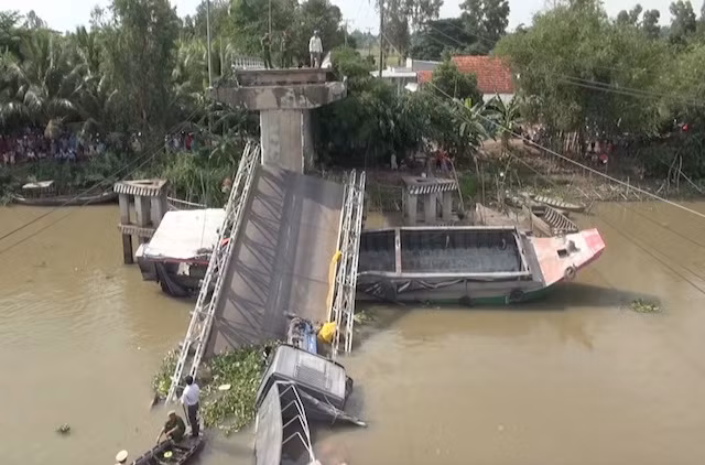 Chiều dài nhịp cầu sập là 21 m, rộng 4 m.