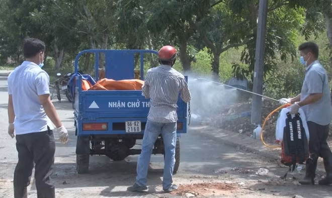 Lực lượng chức năng tiêu độc, khử trùng phương tiện vận chuyển tại TP Sa Đéc (Đồng Tháp), nơi phát hiện dịch tả.