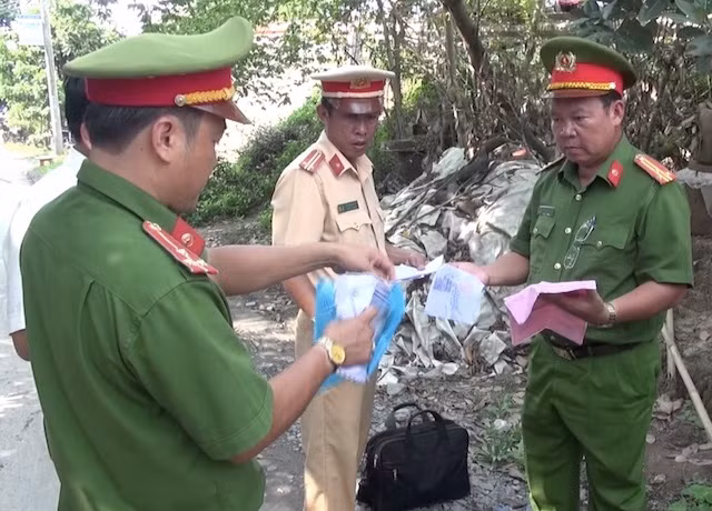 Giấy tờ phương tiện bị ướt khi xảy ra sập cầu.