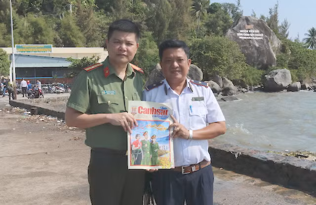 Đại diện Báo CAND tặng ấn phẩm Xuân Chuyên đề Cảnh sát toàn cầu cho lực lượng làm nhiệm vụ trên huyện đảo Kiên Hải.
