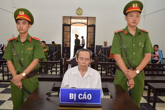 Bị cáo tại phiên toà. Bị cáo tại phiên toà.