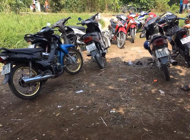 Nhóm người đá gà cùng tang vật ở Vĩnh Long. Nhóm người đá gà cùng tang vật ở Vĩnh Long.