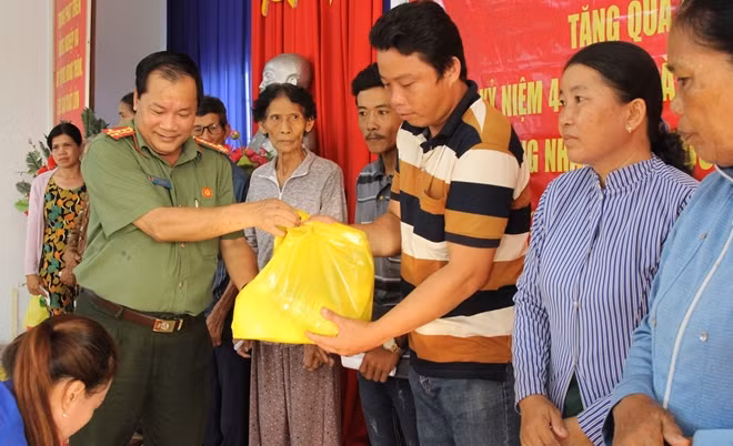 Đại tá Nguyễn Văn Thuận, Giám đốc Công an TP Cần Thơ trao quà cho người dân tại huyện Cờ Đỏ.
