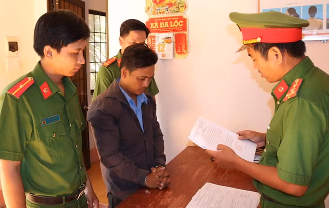Công an huyện Châu Thành thực hiện lệnh bắt Vy.