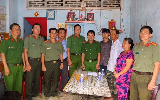 Công an TP Trà Vinh chụp ảnh cùng gia đình em Phan Vĩnh Vẹn.