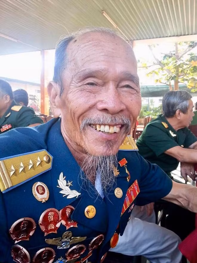 Anh hùng Nguyễn Văn Bảy trong dịp kỷ niệm Ngày thành lập Quân đội nhân dân Việt Nam.