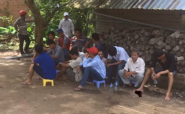 Nhóm người tham gia đánh bạc bị bắt quả tang. Nhóm người tham gia đánh bạc bị bắt quả tang.