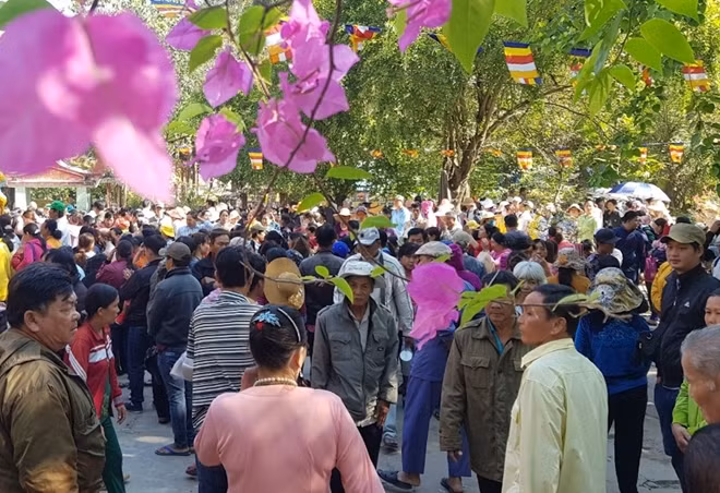 Du khách viếng và tham quan Đền thờ Đốc binh Nguyễn Tấn Kiều