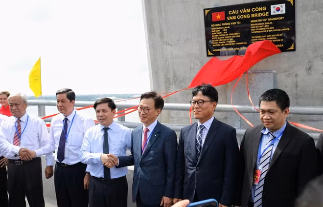 Bộ trưởng Nguyễn Văn Thể cùng các đại biểu tại lễ thông xe.