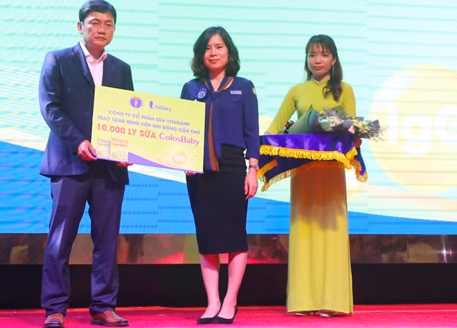 Công ty VitaDairy tặng 10.000 ly sữa ColosBaby cho Bệnh viện Nhi Cần Thơ, hỗ trợ cho trẻ em.