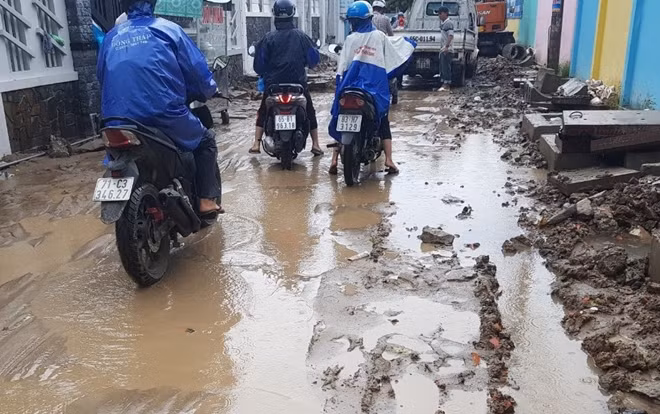 Đơn vị thi công cho đào bới, việc đưa con đón đi học của phụ huynh trầy trật.