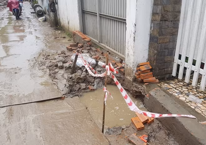 Hố nước rào chắn sơ xài.