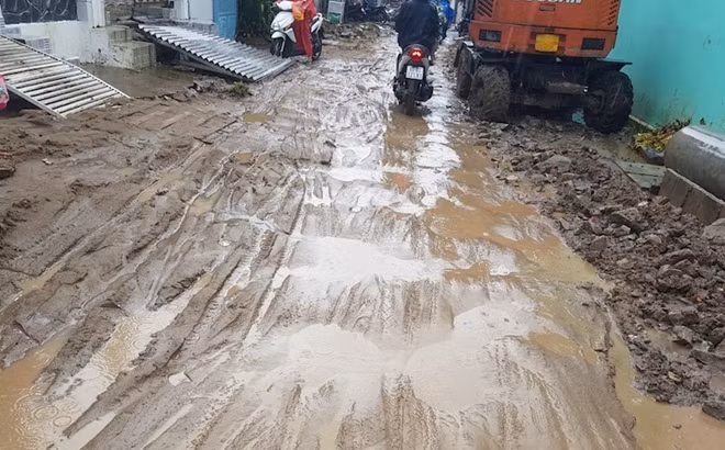 Các phụ huynh mong muốn đơn vị thi công sớm hoàn trả mặt đường, lưu thông thuận lợi.