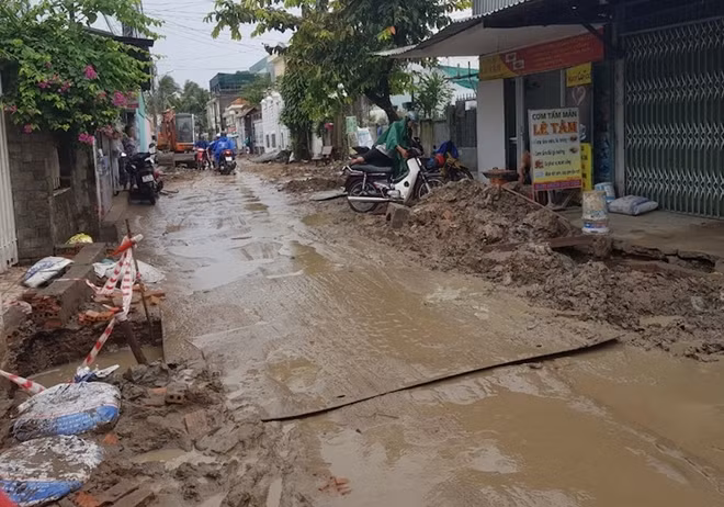 Theo phụ huynh, việc di chuyển qua con đường này rất khó khăn.