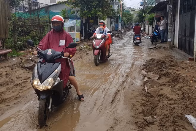 Mỗi ngày hai buổi, phụ huynh phải đưa đón trẻ đến trường trên con đường này.