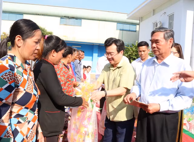 Đại tướng Lê Hồng Anh, nguyên Bộ trưởng Bộ Công an; ông Nguyễn Thanh Nghị, Bí thư Tỉnh uỷ Kiên Giang trao quà cho người nghèo huyện Châu Thành.