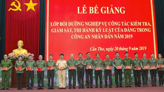 Thiếu tướng Đặng Văn Chấn, Phó Chủ nhiệm Ủy ban Kiểm tra Đảng ủy Công an Trung ương trao Giấy chứng nhận cho các học viên.