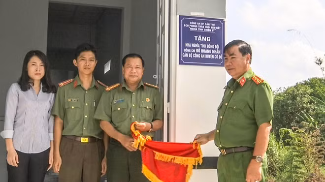 Đại tá Nguyễn Văn Thuận, Giám đốc Công an TP Cần Thơ tại lễ trao nhà gửi lời chúc mừng, thăm hỏi gia đình cán bộ chiến sĩ.