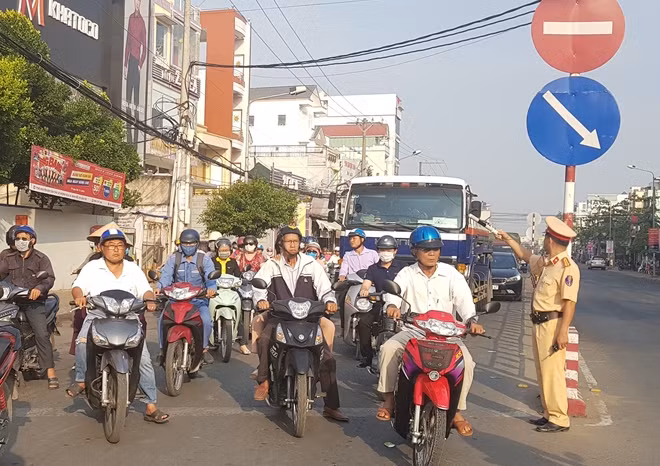 Cảnh sát giao thông điều tiết phương tiện tại giao lộ 3-2 giao nhau với Mậu Thân (Ninh Kiều).