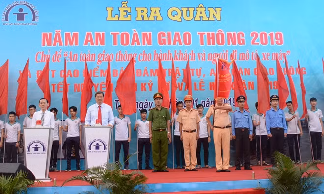 Cần Thơ tổ chức ra quân năm an toàn giao thông 2019.