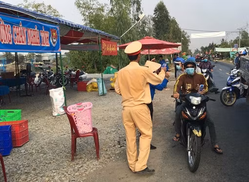 CSGT lập “Trạm dừng chân nghĩa tình” hỗ trợ người dân về quê ăn Tết