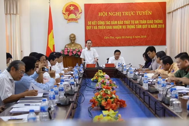 Chủ tịch UBND TP Cần Thơ Võ Thành Thống phát biểu, chỉ đạo tạo hội nghị.