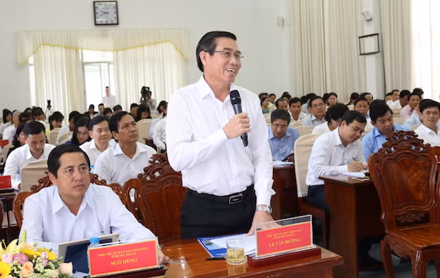 Ông Lê Văn Hưởng, Chủ tịch UBND tỉnh Tiền Giang kiến nghị cần có thêm cơ chế tự chủ trong giáo dục. Ông Lê Văn Hưởng, Chủ tịch UBND tỉnh Tiền Giang kiến nghị cần có thêm cơ chế tự chủ trong giáo dục.