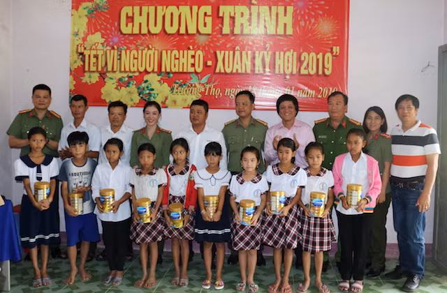 Đoàn công tác cùng các em học sinh tại lễ trao quà.