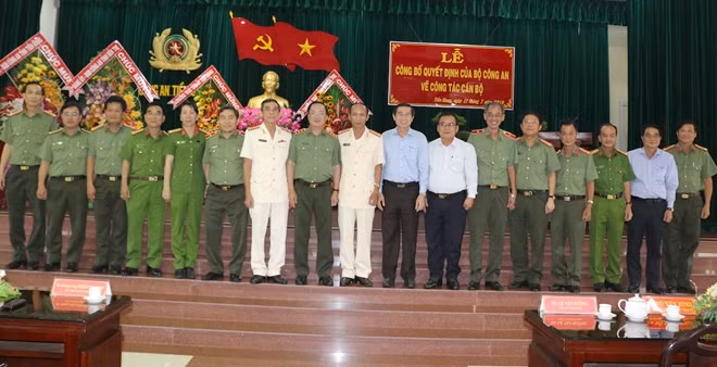 Thứ trưởng Nguyễn Văn Thành cùng lãnh đạo Tỉnh uỷ, UBND tỉnh Tiền Giang và Ban giám đốc Công an tỉnh Tiền Giang và Bến Tre.
