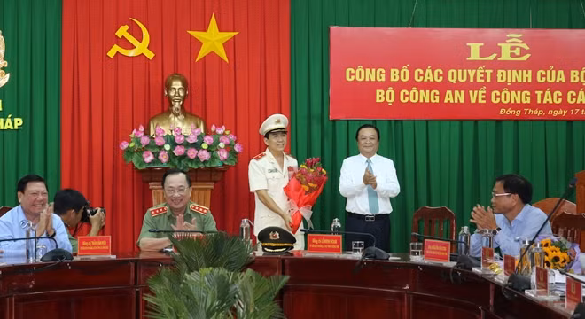 Đồng chí Lê Minh Hoan tặng hoa cho Thiếu tướng Nguyễn Minh Thuấn, nguyên Giám đốc Công an Đồng Tháp được tặng thưởng Huân chương Bảo vệ Tổ quốc hạng nhất của Chủ tịch nước.
