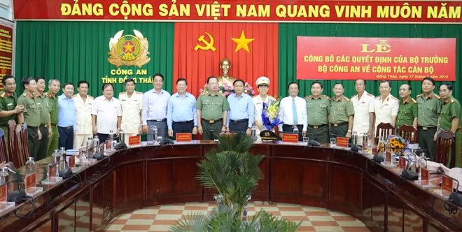 Thứ trưởng Nguyễn Văn Thành cùng lãnh đạo Tỉnh uỷ, UBND tỉnh Đồng Tháp; lãnh đạo Tỉnh uỷ, UBND tỉnh Vĩnh Long và các đồng chí trong Ban giám đốc.