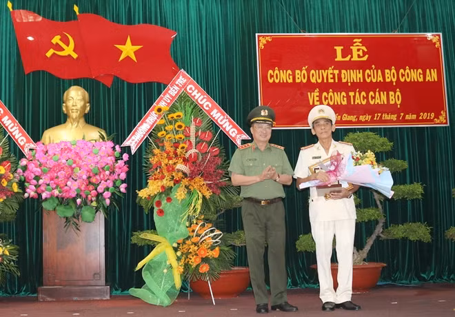 Thứ trưởng Nguyễn Văn Thành trao quyết định của Bộ trưởng Bộ Công an đối với Đại tá Nguyễn Hữu Trí, nghỉ công tác chờ hưu.