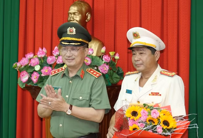 Thứ trưởng Nguyễn Văn Thành trao quyết định của Bộ trưởng Bộ Công an và tặng hoa cho Đại tá Nguyễn Văn Hiểu được điều động, giữ chức vụ Giám đốc Công an tỉnh Đồng Tháp.