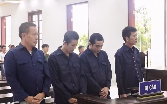 Nhóm 4 bị cáo tại phiên tòa.