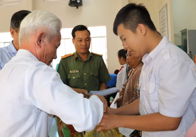 Ông Thân Văn Do, DNTN Thương mại – Dịch vụ Hồng Mộc (Gas Hồng Mộc) trao quà tết cho người dân tại xã Nhị Quý.