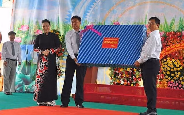 Chủ tịch Quốc hội tặng quà cho Trường THPT Tháp Mười.