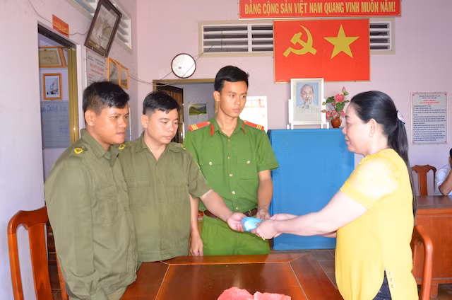 Thượng sỹ Nguyễn Văn Khoa và Công an xã Phương Thạnh trao trả tài sản cho chị Hồng Thị Hiền.