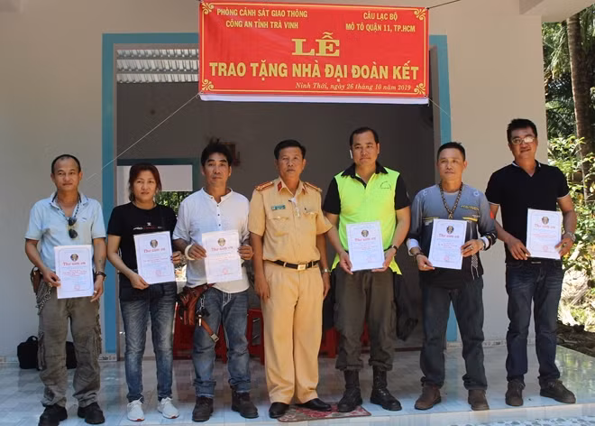 Lãnh đạo phòng Cảnh sát giao thông trao thư cảm ơn cho các nhà hảo tâm.
