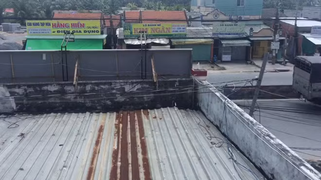 Kẻ trộm đột nhập từ mái tôn.