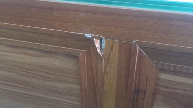 Tên trộm cạy tủ chứa nữ trang nhưng không thành.