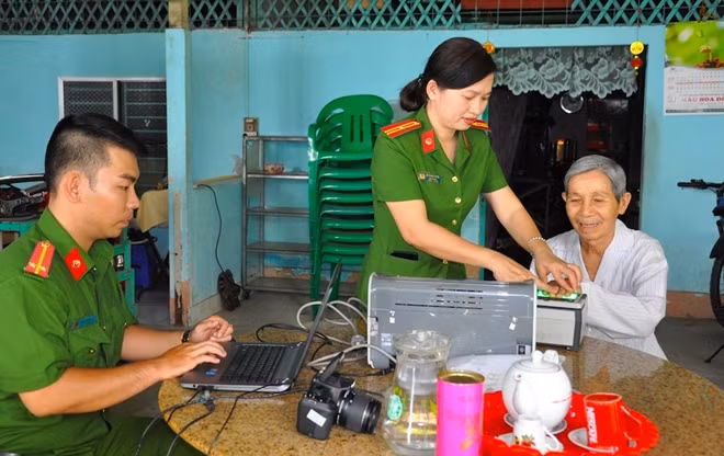 Cán bộ chiến sĩ Công an TP Cần Thơ đến tận nhà làm thủ tục, cấp thẻ căn cước công dân cho người dân.