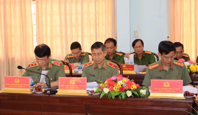 Các đại biểu dự buổi làm việc.