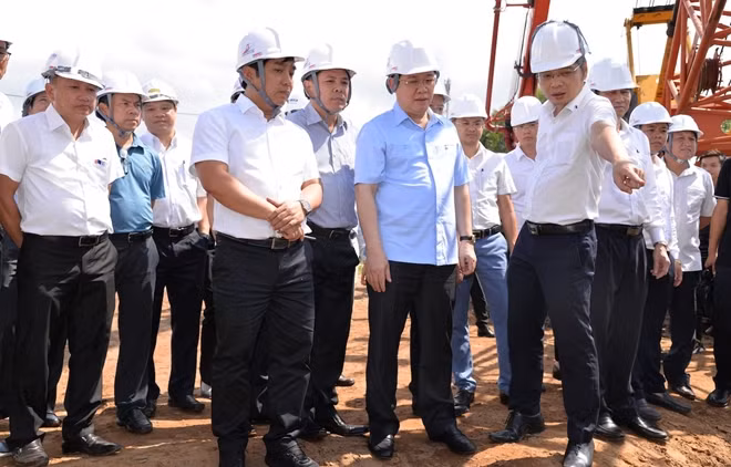 Phó Thủ tướng Chính phủ Vương Đình Huệ kiểm tra thực tế dự án.